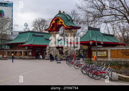 BERLIN, ALLEMAGNE, 12 MARS 2015 : vue sur l'entrée principale du jardin zoologique de berlin. Banque D'Images