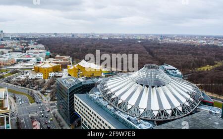 BERLIN, ALLEMAGNE, 12 MARS 2015 : vue aérienne du centre sony et de son quartier de berlin. Banque D'Images