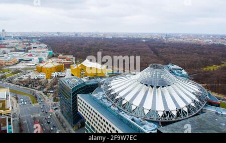 BERLIN, ALLEMAGNE, 12 MARS 2015 : vue aérienne du centre sony et de son quartier de berlin. Banque D'Images