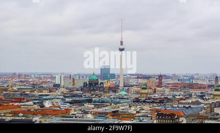 BERLIN, ALLEMAGNE, 12 MARS 2015 : vue aérienne de berlin avec les monuments les plus remarquables comme fernsehturm et la cathédrale de berlin Banque D'Images