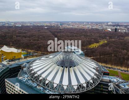 BERLIN, ALLEMAGNE, 12 MARS 2015 : vue aérienne du centre sony et de son quartier de berlin. Banque D'Images