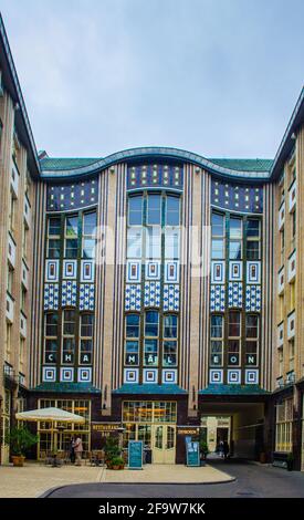 BERLIN, ALLEMAGNE, le 12 MARS 2015: Le complexe de neuf cours cachées parmi de grands bâtiments a été transformé en zone tranquille avec des magasins, des restaurants et Banque D'Images