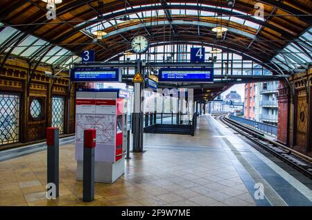 BERLIN, ALLEMAGNE, 12 MARS 2015 : détail de la plate-forme de train de style ancien à la gare hackescher markt. Banque D'Images