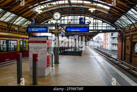 BERLIN, ALLEMAGNE, 12 MARS 2015 : détail de la plate-forme de train de style ancien à la gare hackescher markt. Banque D'Images