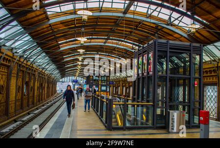 BERLIN, ALLEMAGNE, 12 MARS 2015 : détail de la plate-forme de train de style ancien à la gare hackescher markt. Banque D'Images