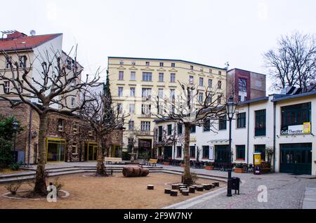 BERLIN, ALLEMAGNE, le 12 MARS 2015: Le complexe de neuf cours cachées parmi de grands bâtiments a été transformé en zone tranquille avec des magasins, des restaurants et Banque D'Images