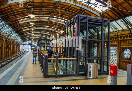 BERLIN, ALLEMAGNE, 12 MARS 2015 : détail de la plate-forme de train de style ancien à la gare hackescher markt. Banque D'Images