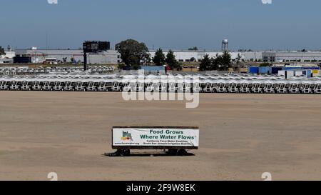 California Farm Water Coalition, South San Joaquin irrigation District, Food cultive là où l'eau coule, panneau d'affichage sur le côté d'une remorque de camion garée en vue d'une route de Californie Banque D'Images