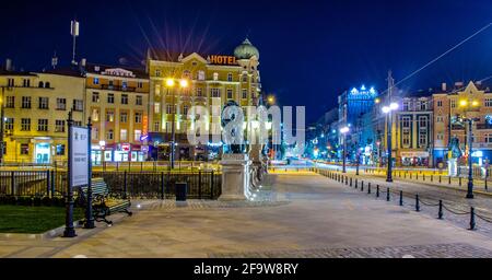 SOFIA, BULGARIE, 7 AVRIL 2015 : vue nocturne du pont illuminé des lions (Lavov MOST) dans la capitale bulgare sofia. Banque D'Images