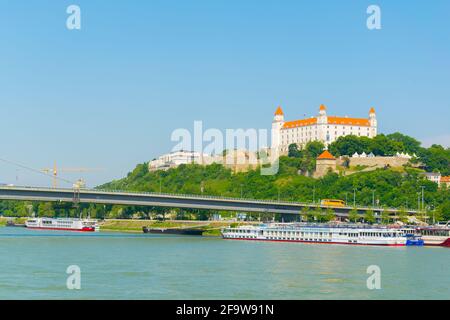 BRATISLAVA, SLOVAQUIE, 28 MAI 2016 : vue sur la cathédrale saint-martin et le château de Bratislava sur le danube en Slovaquie Banque D'Images