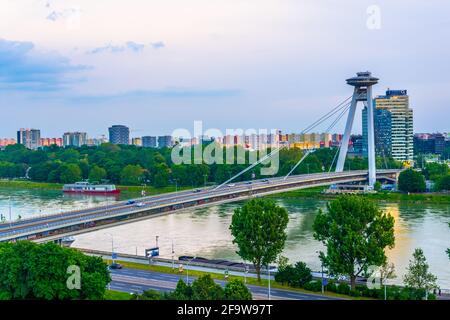BRATISLAVA, SLOVAQUIE, 28 MAI 2016 : vue aérienne du pont SNP à Bratislava, Slovaquie Banque D'Images