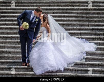 AMALFI, ITALIE - 28 JUIN 2014 : mariage dans une église dans une petite ville d'Amalfi, Italie. Amalfi est inscrite aux sites du patrimoine mondial de l'UNESCO. Banque D'Images