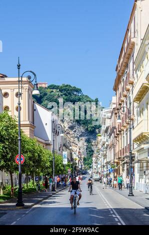 SORRENTO, ITALIE, JUIN 2014: Les gens profitent d'une journée ensoleillée dans les rues de la ville italienne de sorrente. Banque D'Images