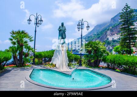 AMALFI, ITALIE - 28 JUIN 2014 : paysage estival pittoresque de la ville d'Amalfi, Italie. Amalfi est inscrite aux sites du patrimoine mondial de l'UNESCO. Banque D'Images