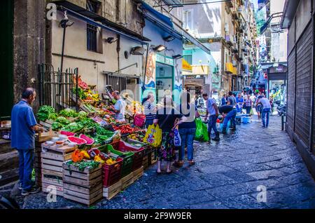 NAPLES, ITALIE, le 24 JUIN 2014 : les gens passent à travers les rues étroites de la vieille ville historique de naples italienne. Banque D'Images