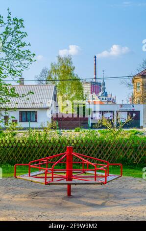 NYMBURK, RÉPUBLIQUE TCHÈQUE, 30 AVRIL 2015 : le vieux mérès rouge est situé dans un petit parc avec quelques maisons derrière la crique. Banque D'Images