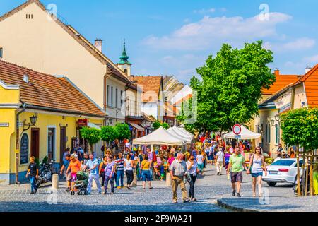 SZENTENDRE, HONGRIE 22 MAI 2016: Les gens marchent dans une rue animée de la ville hongroise de szentendre Banque D'Images