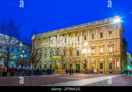 MILANO, ITALIE, 13 MARS 2016 : vue de nuit du Palazzo Marino illuminé, siège de la mairie de Milan. Banque D'Images