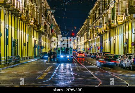 TURIN, ITALIE, 12 MARS 2016: Vue du trafic de nuit sur via po dans la ville italienne de turin Banque D'Images