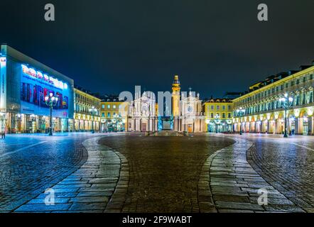 TURIN, ITALIE, 12 MARS 2016 : vue nocturne de la piazza san carlo illuminée avec église saint carlo borromeo - église de saint cristina et carlo in Banque D'Images