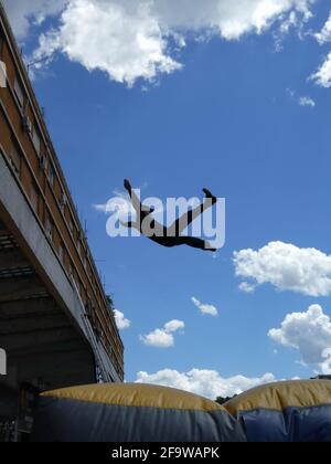 NOVI SAD, SERBIE - 21 mai 2019: Homme sautant vers le coussin de sauvetage gonflable - secourant des gens Banque D'Images