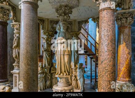 PISE, ITALIE, 14 MARS 2016: Vue de l'intérieur de la cathédrale de Pise en Italie Banque D'Images