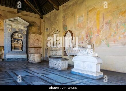 PISE, ITALIE, 14 MARS 2016 : vue sur les statues situées à l'intérieur du cimetière Camposanto dans la ville italienne de Pise Banque D'Images