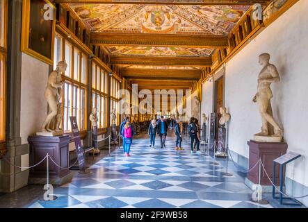 FLORENCE, ITALIE, 15 MARS 2016 : détail d'un couloir à la galerie uffizi de florence Banque D'Images