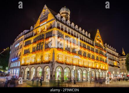 MUNICH, ALLEMAGNE, 20 AOÛT 2015 : vue extérieure de Hirmer pendant la nuit, la plus grande maison de mode pour hommes au monde Banque D'Images