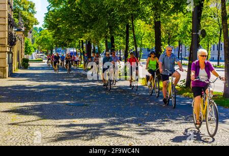 MUNICH, ALLEMAGNE, 20 AOÛT 2015 : groupe de personnes âgées bénéficiant d'une visite guidée en vélo, y compris tous les principaux sites de munich Banque D'Images