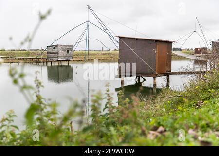 Carrelet de pêche, la cabane de pêcheur emblématique des paysages côtiers de Vendée, Charente-Maritime, dans l'estuaire de la Gironde, la Charente, L Banque D'Images