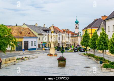 EISENSTADT, AUTRICHE, 18 JUIN 2016 : vue sur la place devant la célèbre église de montagne (église Haydn de Kalvarienberg) à Eisenstadt, Autriche Banque D'Images