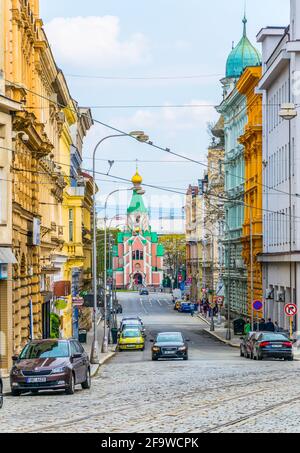 OLOMOUC, RÉPUBLIQUE TCHÈQUE, 16 AVRIL 2016 : vue sur une rue du centre de la ville tchèque Olomouc avec église saint Gozard au bout Banque D'Images