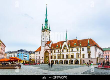 OLOMOUC, RÉPUBLIQUE TCHÈQUE, 16 AVRIL 2016 : vue de la mairie de la ville tchèque Olomouc. Banque D'Images