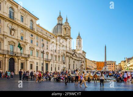 ROME, ITALIE, 1er JUIN 2014: Les gens marchent autour de la piazza Navona au début de l'été. Banque D'Images