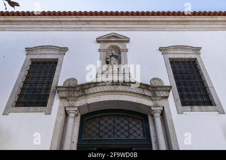 Détail architectural de l'église de la Miséricorde (Santa Casa Misericordia de FAO) dans le centre historique de la ville par une journée d'hiver Banque D'Images