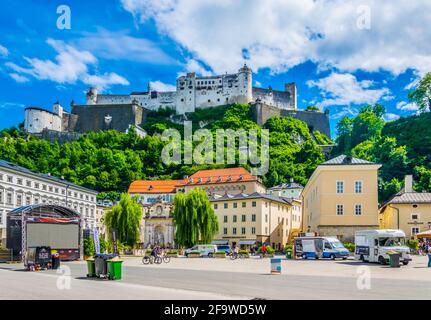 SALZBOURG, AUTRICHE, 3 JUILLET 2016 : la forteresse festung Hohensalzburg vue depuis la Kapitelplatz, dans le centre de Salzbourg, Autriche. Banque D'Images