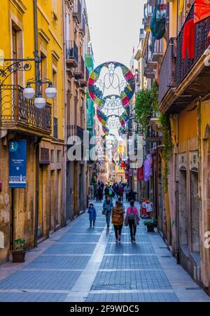 TARRAGONE, ESPAGNE, 29 DÉCEMBRE 2015: Les gens marchent dans la rue commerçante principale dans le centre historique de la ville espagnole tarragone - carrer m Banque D'Images