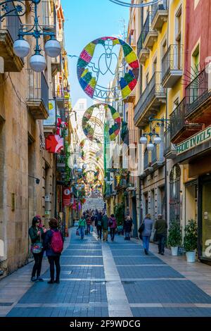 TARRAGONE, ESPAGNE, 29 DÉCEMBRE 2015: Les gens marchent dans la rue commerçante principale dans le centre historique de la ville espagnole tarragone - carrer m Banque D'Images