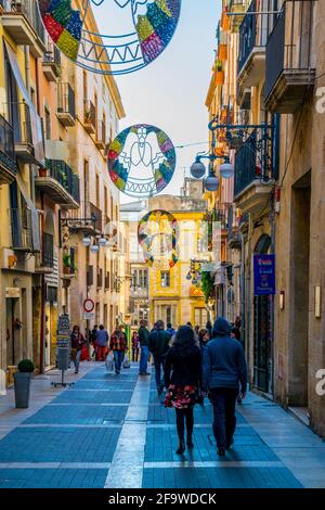 TARRAGONE, ESPAGNE, 29 DÉCEMBRE 2015: Les gens marchent dans la rue commerçante principale dans le centre historique de la ville espagnole tarragone - carrer m Banque D'Images