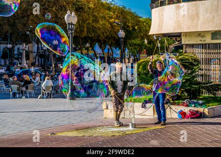 TARRAGONE, ESPAGNE, 29 DÉCEMBRE 2015 : un groupe d'artistes de rue fait des bulles de savon pour amuser les gens qui passent Banque D'Images