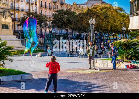 TARRAGONE, ESPAGNE, 29 DÉCEMBRE 2015 : un groupe d'artistes de rue fait des bulles de savon pour amuser les gens qui passent Banque D'Images