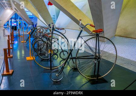 VALENCE, ESPAGNE, 31 DÉCEMBRE 2015 : vue sur les vieilles bicyclettes exposées au musée des arts et des sciences de valence Banque D'Images