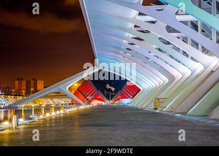 VALENCE, ESPAGNE, 31 DÉCEMBRE 2015: Vue de la salle de concert palau de les arts reina sofia avec Hemisferic dans la ville espagnole de valence pendant la nuit Banque D'Images