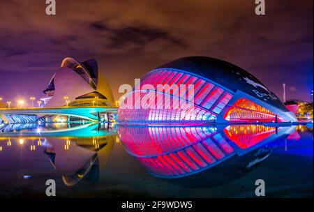 VALENCE, ESPAGNE, 31 DÉCEMBRE 2015: Vue de la salle de concert palau de les arts reina sofia avec Hemisferic dans la ville espagnole de valence pendant la nuit Banque D'Images