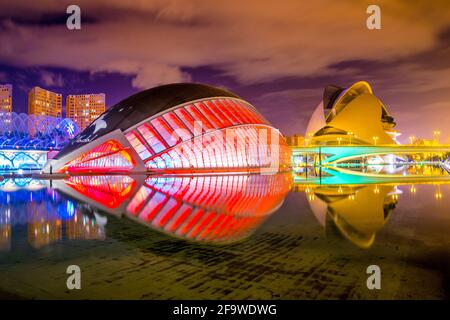 VALENCE, ESPAGNE, 31 DÉCEMBRE 2015: Vue de la salle de concert palau de les arts reina sofia avec Hemisferic dans la ville espagnole de valence pendant la nuit Banque D'Images