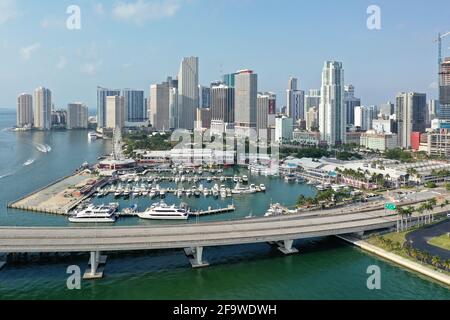 Miami, Floride - 17 avril 2021 - vue aérienne du marché Bayside et de la ville sous le paysage nuageux d'avril. Banque D'Images