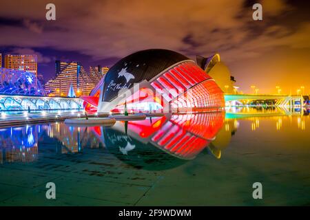 VALENCE, ESPAGNE, 31 DÉCEMBRE 2015: Vue de la salle de concert palau de les arts reina sofia avec Hemisferic dans la ville espagnole de valence pendant la nuit Banque D'Images