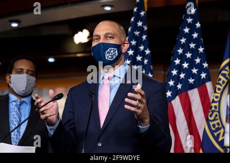 Washington, DC, États-Unis. 20 avril 2021. 20 avril 2021 - Washington, DC, États-Unis: Le représentant des États-Unis, HAKEEM JEFFRIES (D-NY), s'exprimant lors d'une conférence de presse du caucus démocrate de la Chambre. Crédit : Michael Brochstein/ZUMA Wire/Alay Live News Banque D'Images