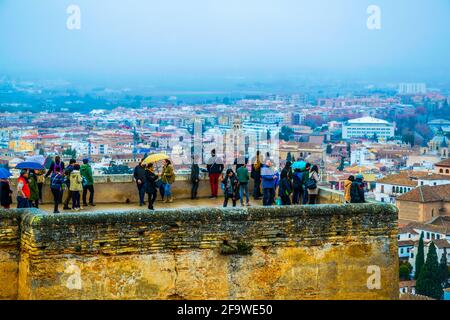 GRENADE, ESPAGNE, 3 JANVIER 2016 : les gens profitent de la vue sur Grenade depuis le palais de l'Alhambra en espagne. Banque D'Images